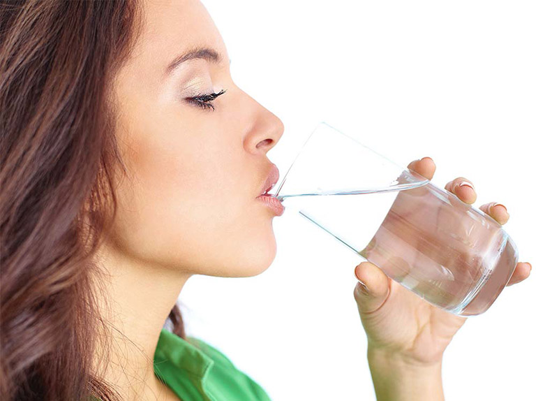 Uống đủ nước và bổ sung dưỡng chất qua chế độ ăn uống