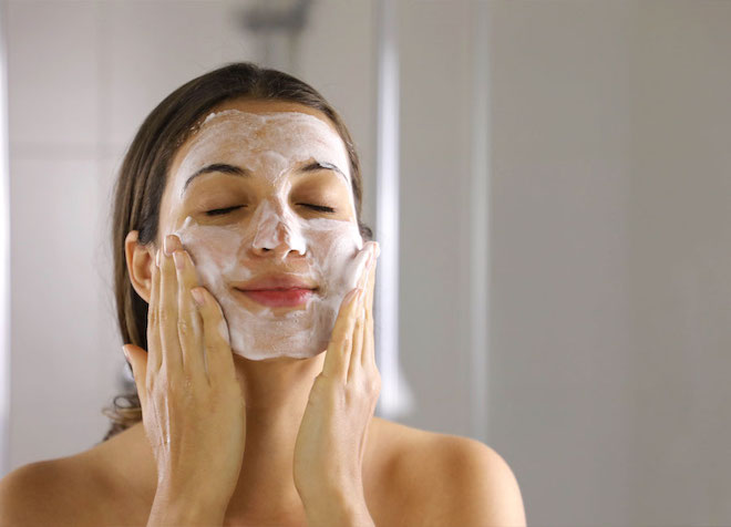 Skincare ban đêm cho da mụn đặc biệt phải làm sạch thật kỹ
