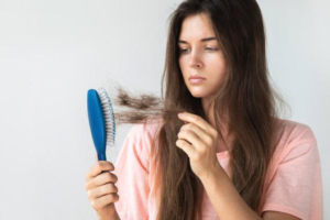 Tóc rụng nhiều là thiếu chất gì? Cách làm giảm rụng tóc hiệu quả
