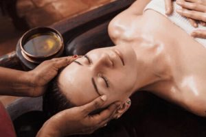 Massage cũng là cách thư giãn giúp da đầu thoải mái, lưu thông máu tốt hơn