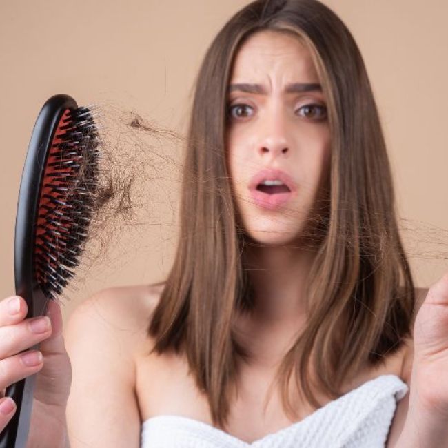 Rụng tóc là thiếu chất gì?